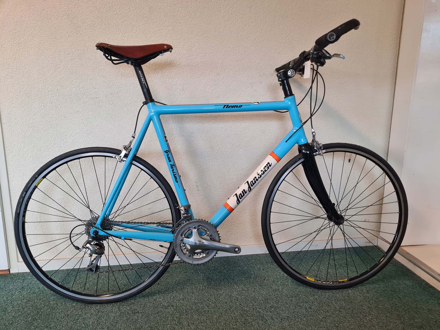 Een supersnelle road hybride voor de supersportieve fietsfanaat die liever op de verharde weg blijft. Door zijn geometrie en afmontage net zo snel als een racefiets maar door de zitpositie toch wat relaxter. Select afgemonteerd met de Shimano Tiagra 10speed flat-handle-bar componenten.